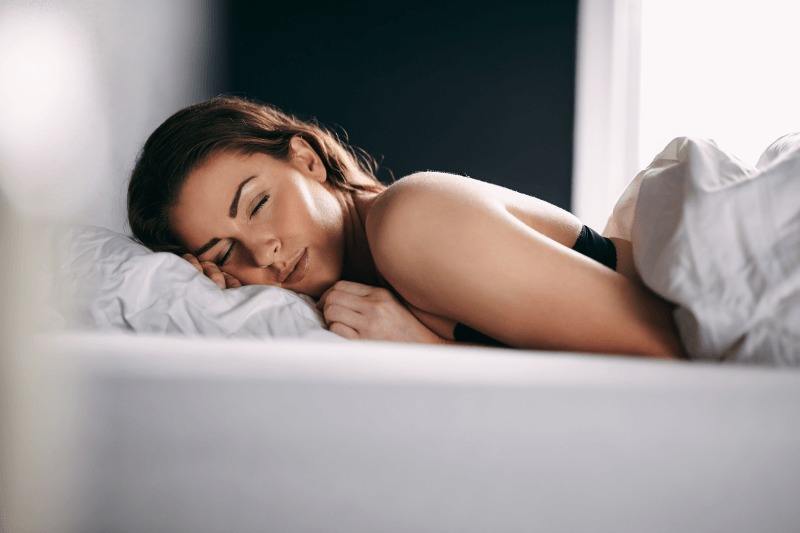 Безсънието е един от най-често срещаните и неприятни симптоми, който върви ръка за ръка с менопаузата. Безсънието е един от най-често срещаните и неприятни симптоми, който върви ръка за ръка с менопаузата.