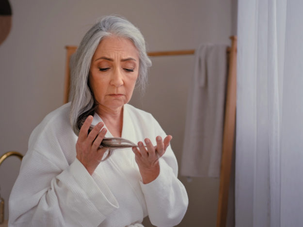 Dry hair during menopause Суха коса при менопауза